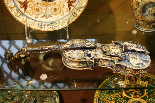 Faience_Violin_-_Museu_Nacional_de_Arte_Antiga-1.JPG