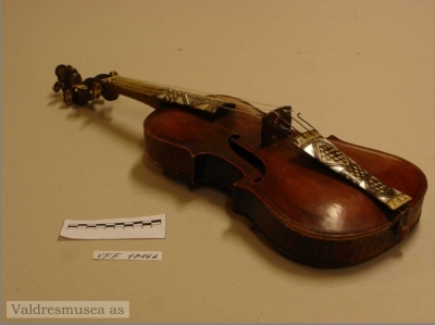 thron-isachsen-fladbøe-fiddle.jpg